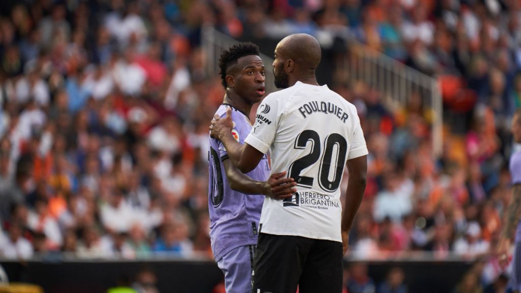  Vinicius Jr y Dimitri Foulquier durante el Real Madrid-Valencia.