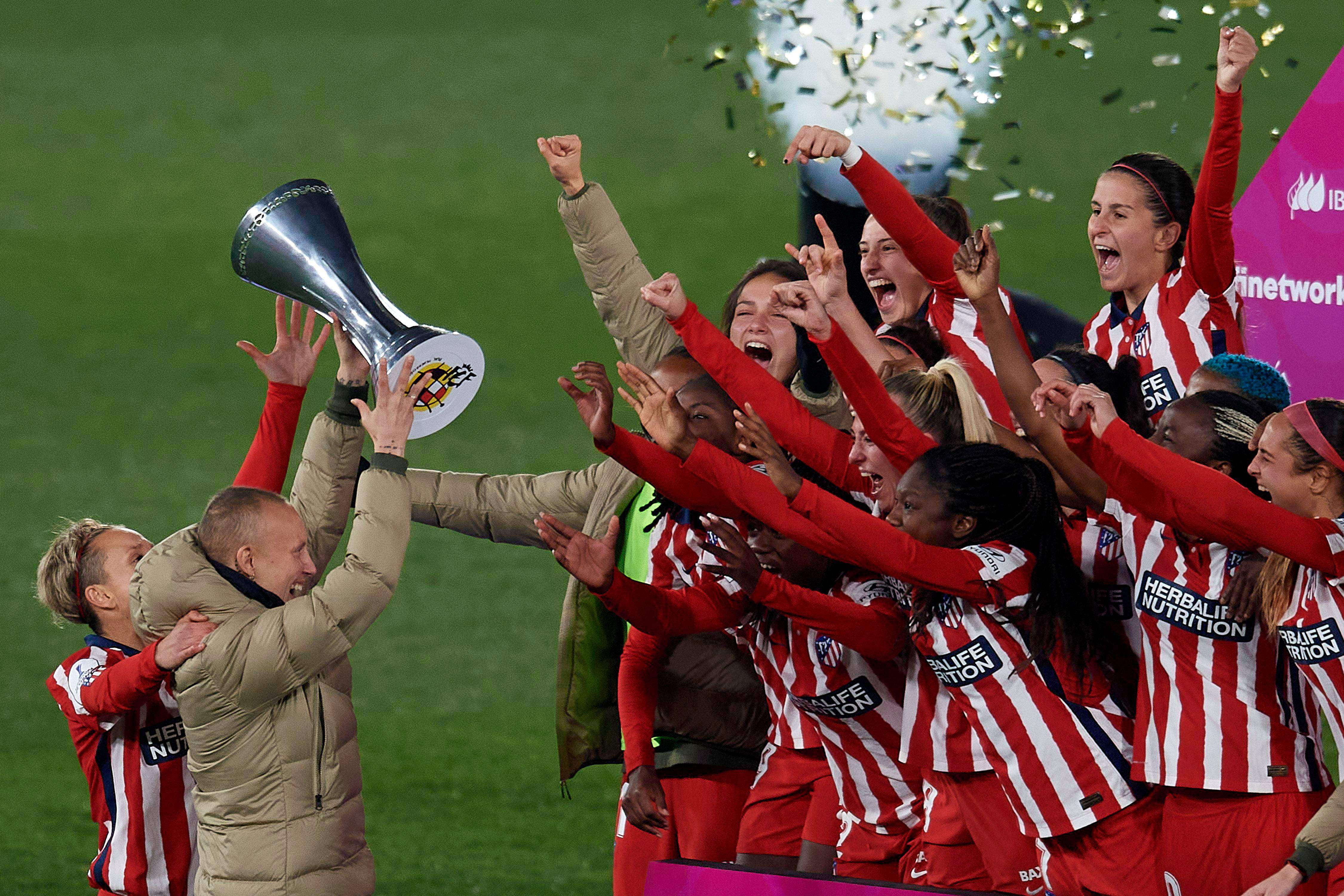  Virginia levanta el título de la Supercopa de España junto a sus compañeras del Atlético de Madrid (Cordon Press)