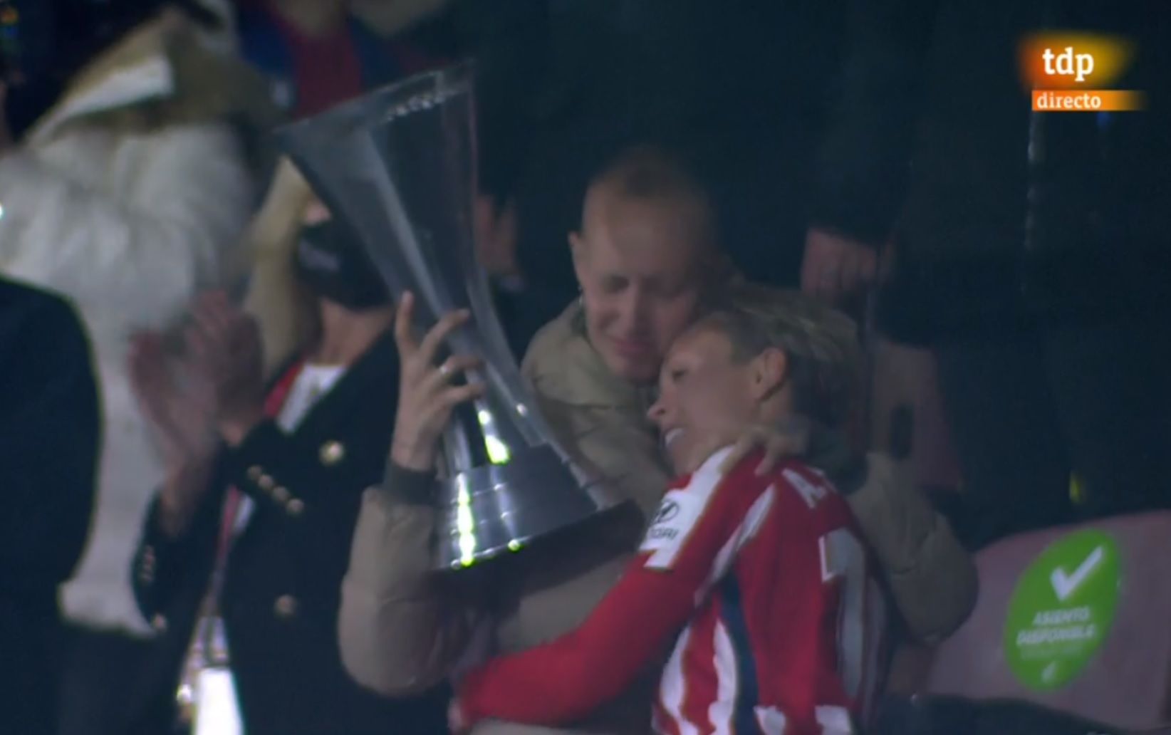  Virginia Torrecilla abraza a Amanda Sampedro.