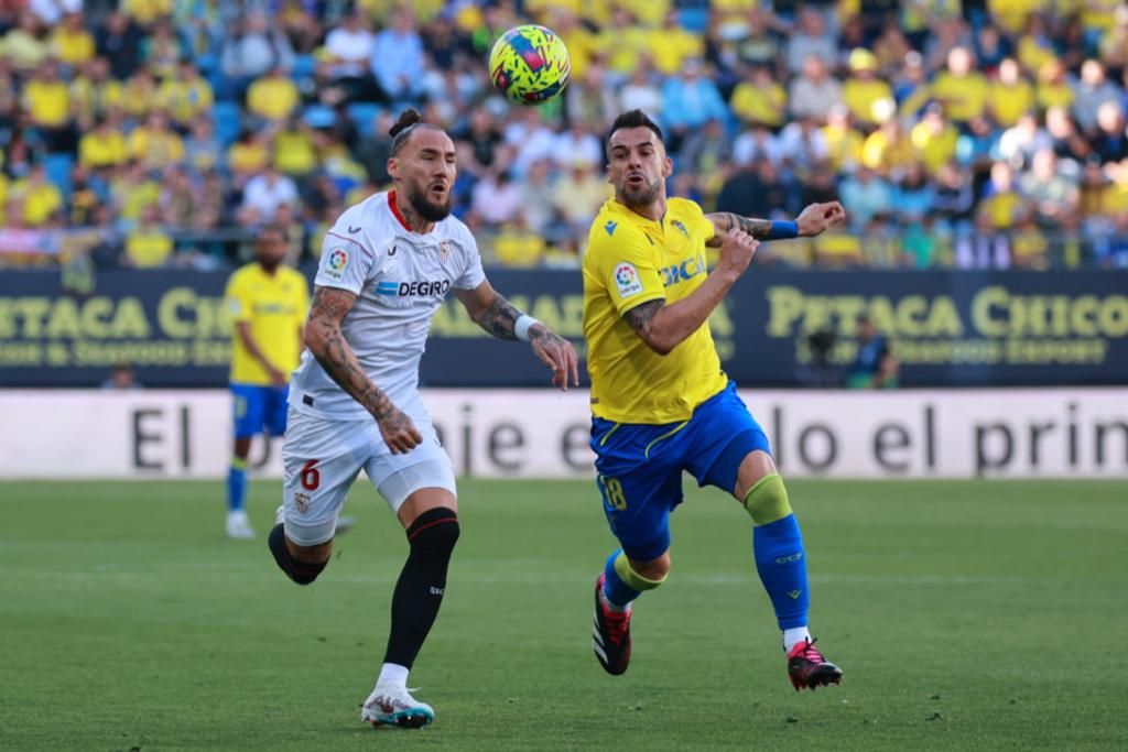 Álvaro Negredo pugna con Nemanja Gudelj en el Cádiz - Sevilla (Foto: Cristo García).