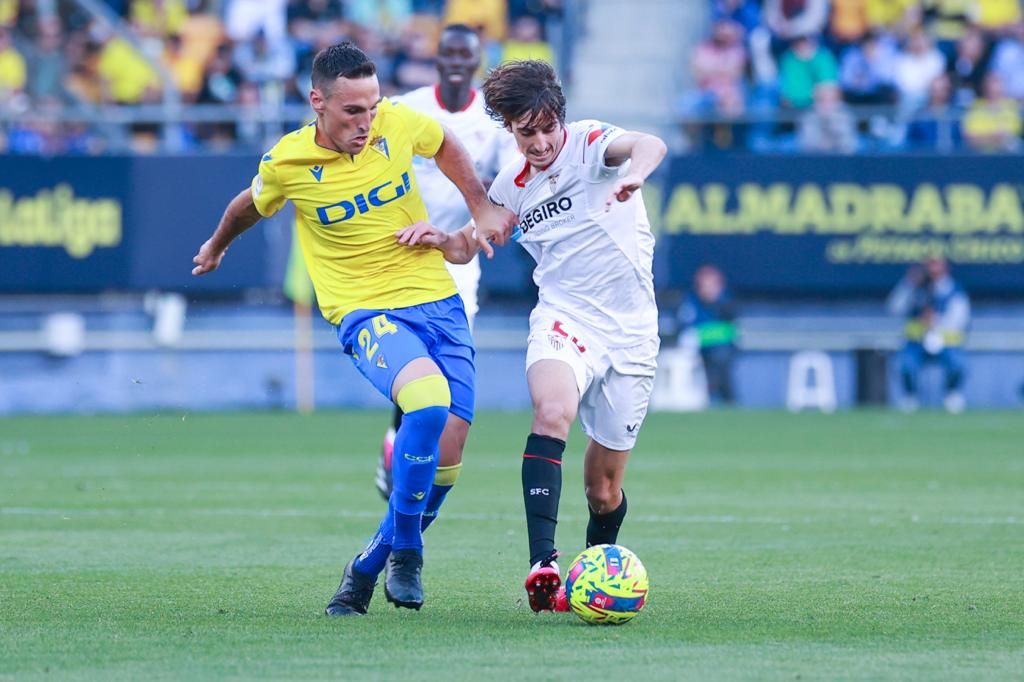 Fede San Emeterio presiona a David Gil en el Cádiz - Sevilla (Foto: Cristo García).