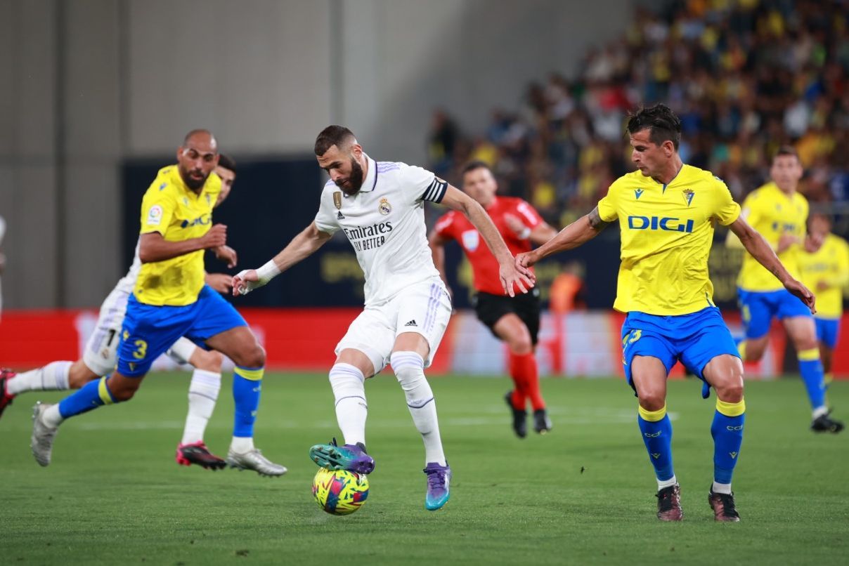 Luis Hernández defiende a Benzema en el Cádiz - Real Madrid.