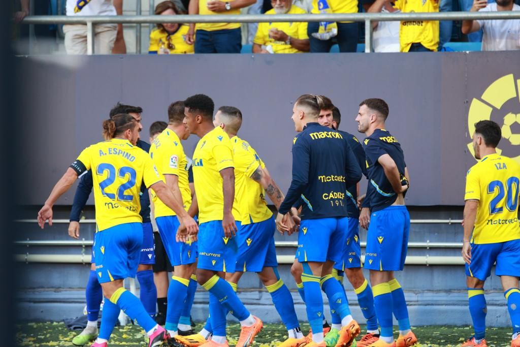 Los jugadores del Cádiz celebran el gol de Sobrino