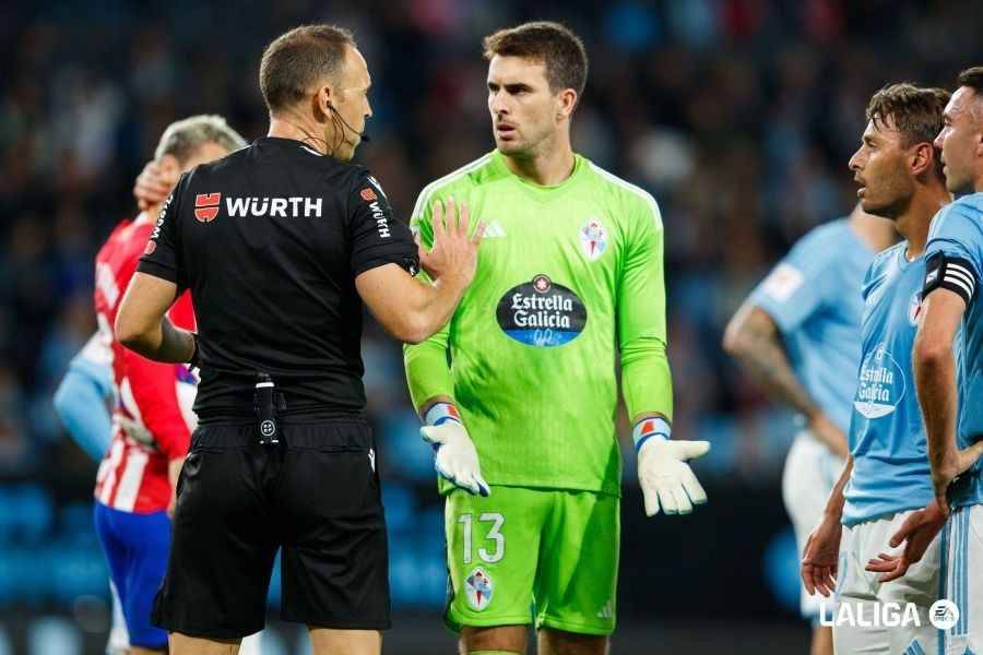 Cuadra Fernández expulsa a Iván Villar.