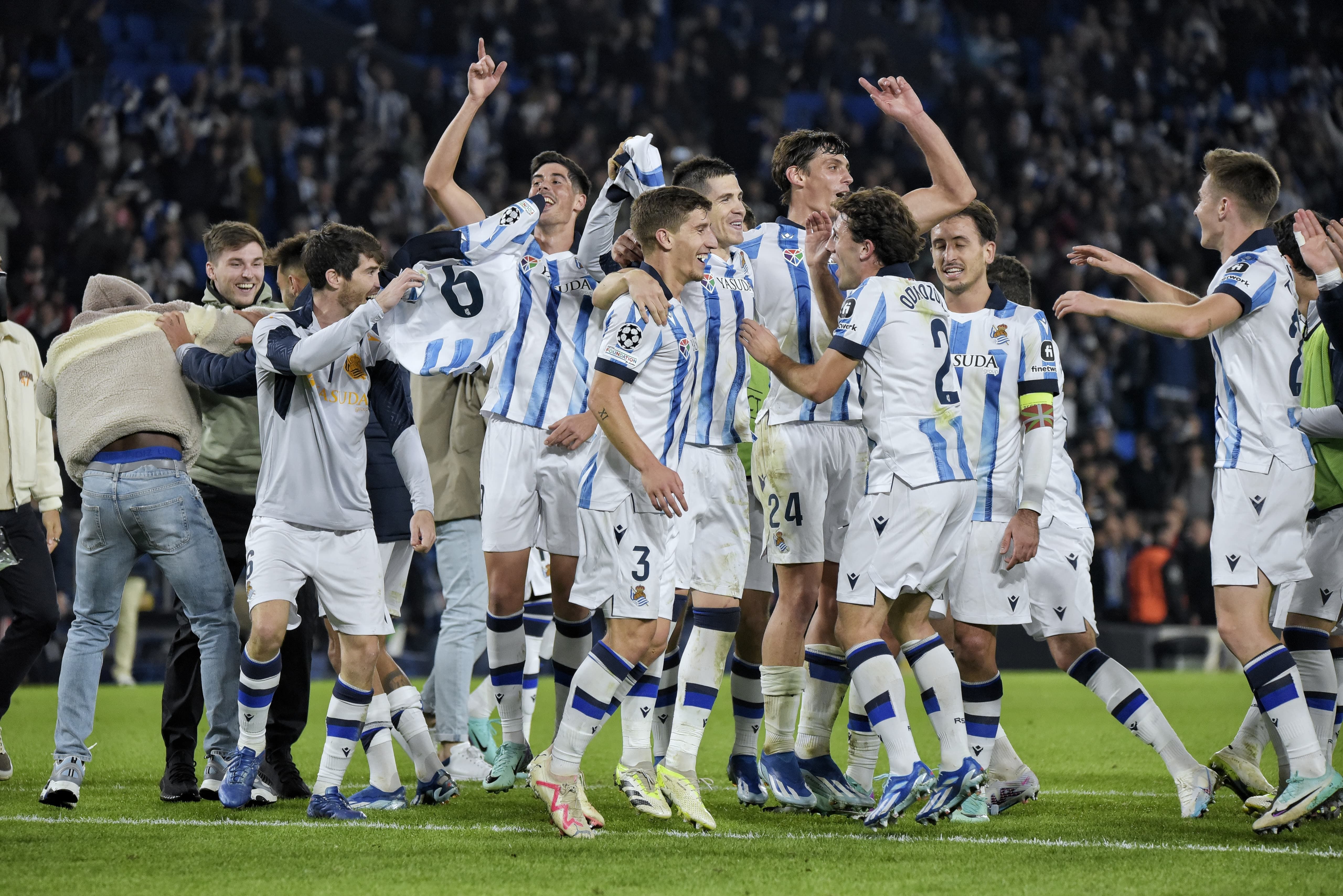  Los jugadores de la Real celebran el triunfo al Benfica en Champions.