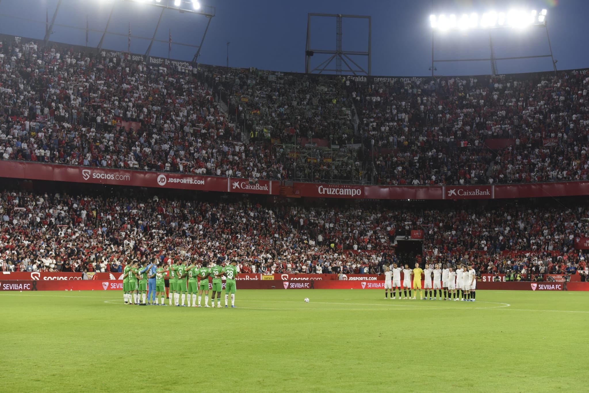 Minuto de silencio previo al Sevilla-Betis.