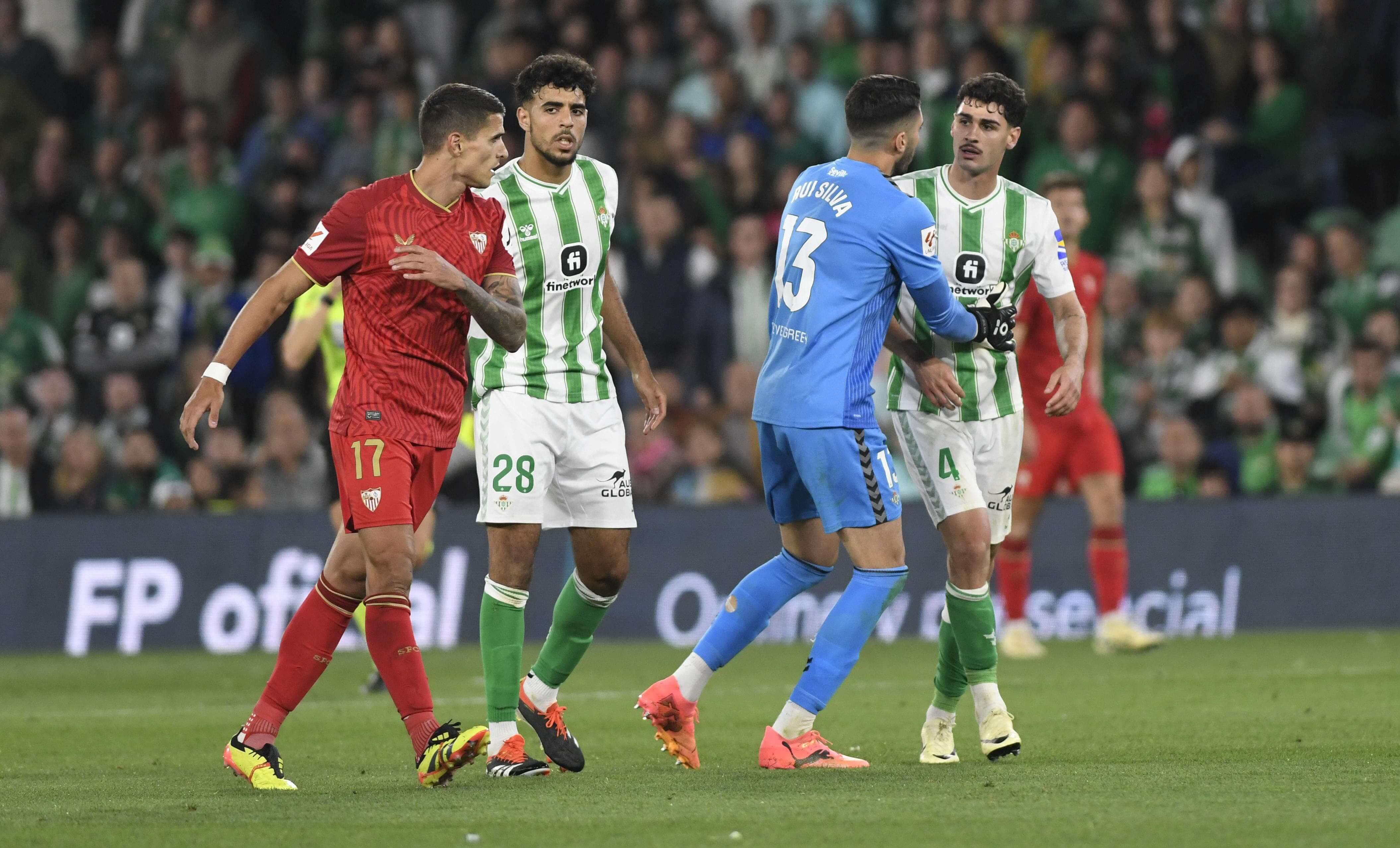  El enganchón de Lamela con Johnny Cardoso en el derbi entre Real Betis y Sevilla