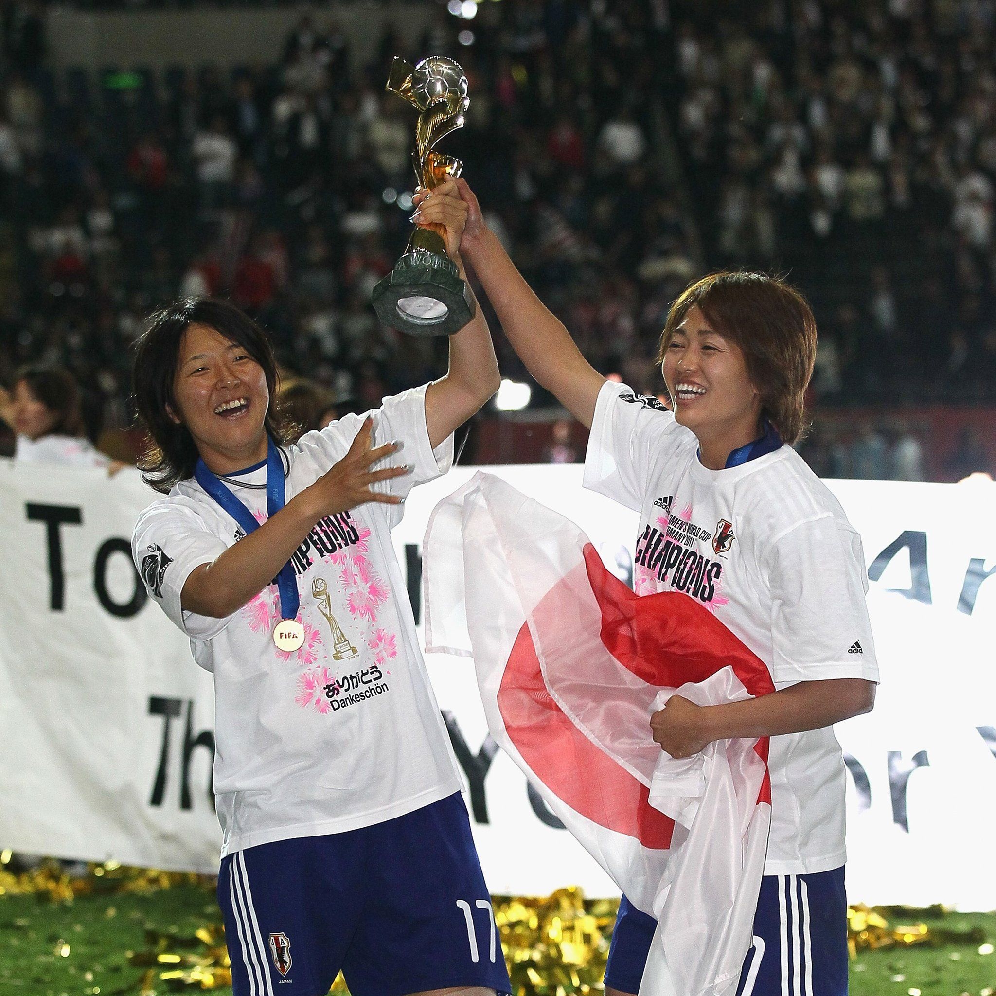  Yuki Nagasato levanta el Mundial conquistado con Japón en 2011.
