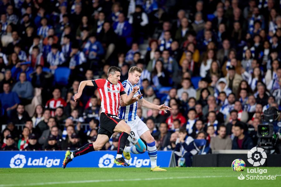 Dani García persigue a Kubo en el Real Sociedad-Athletic Club (Foto: LaLiga).