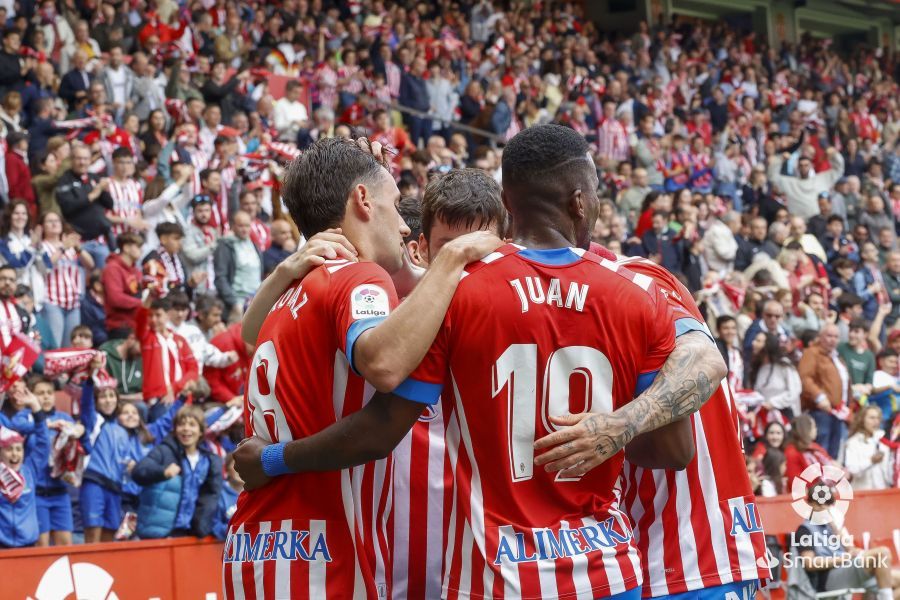 Los jugadores del Sporting celebran el gol de Pedro Díaz.