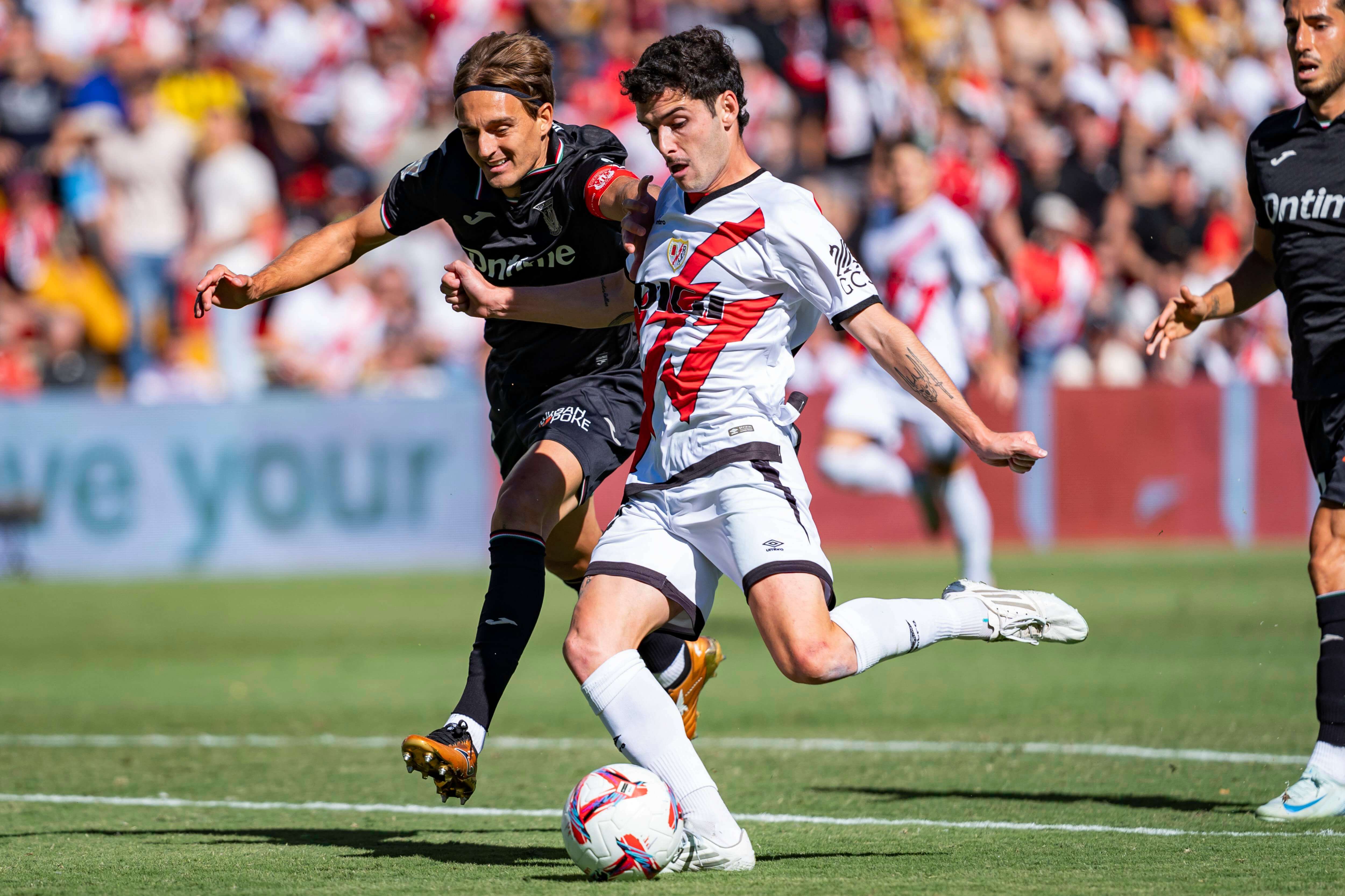  Sergio Camello peleando un balón en el Rayo-Leganés.