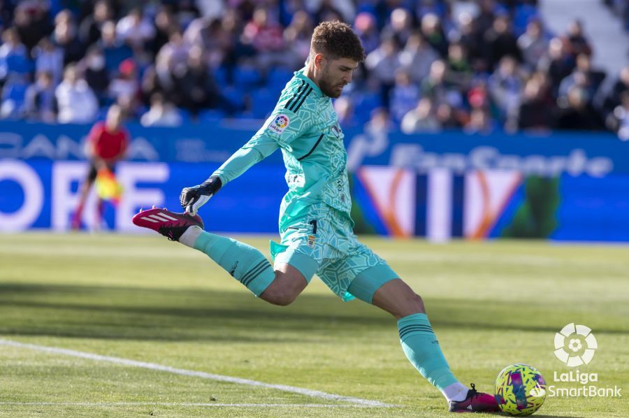  Braat se dispone a golpear el balón para ponerlo en juego.