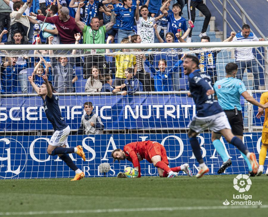  Celebración del gol de Manu Vallejo en el Oviedo - Ponferradina.