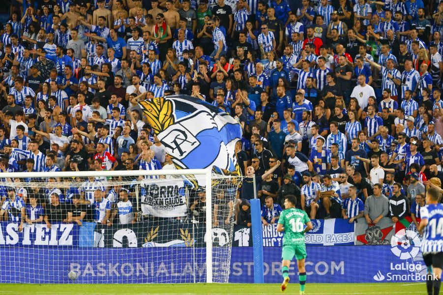  Álex Muñoz, ante la afición local en el Alavés - Levante.