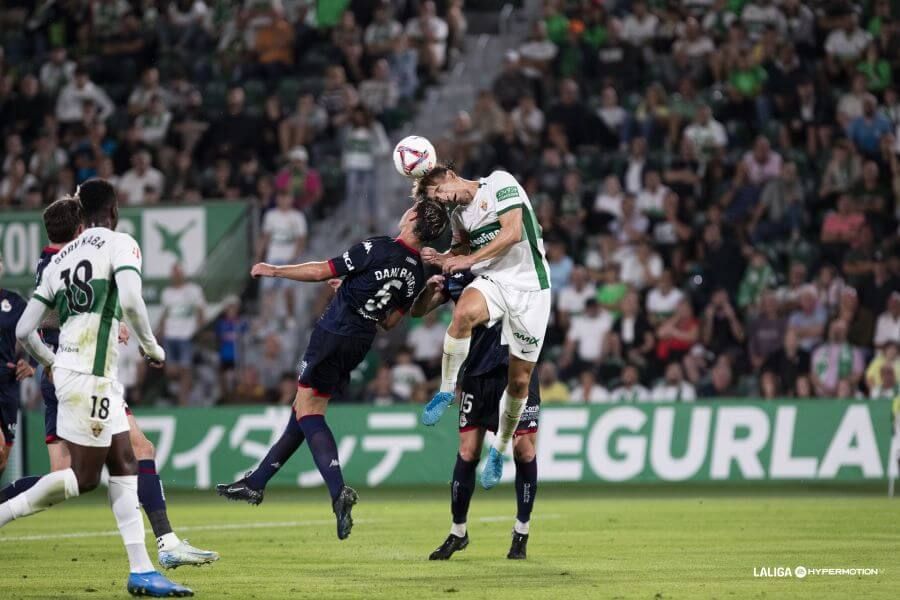  Dani Barcia ante el Elche.
