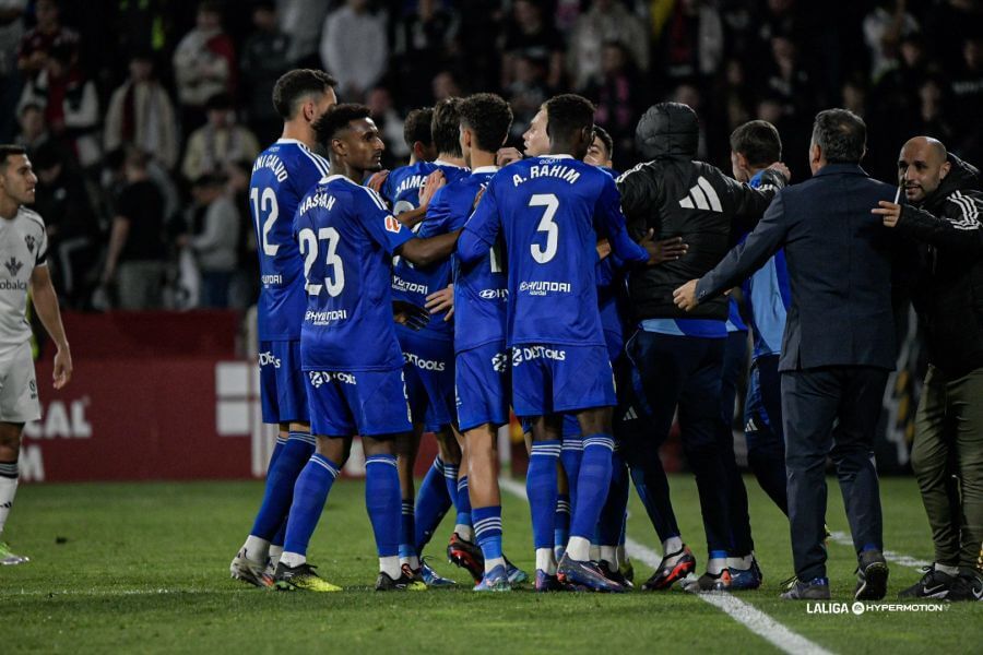  Los jugadores del Real Oviedo celebran un gol en Albacete.
