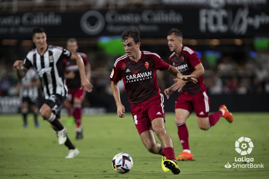  Francho Serrano conduce durante el Cartagena-Real Zaragoza en Cartagonova.