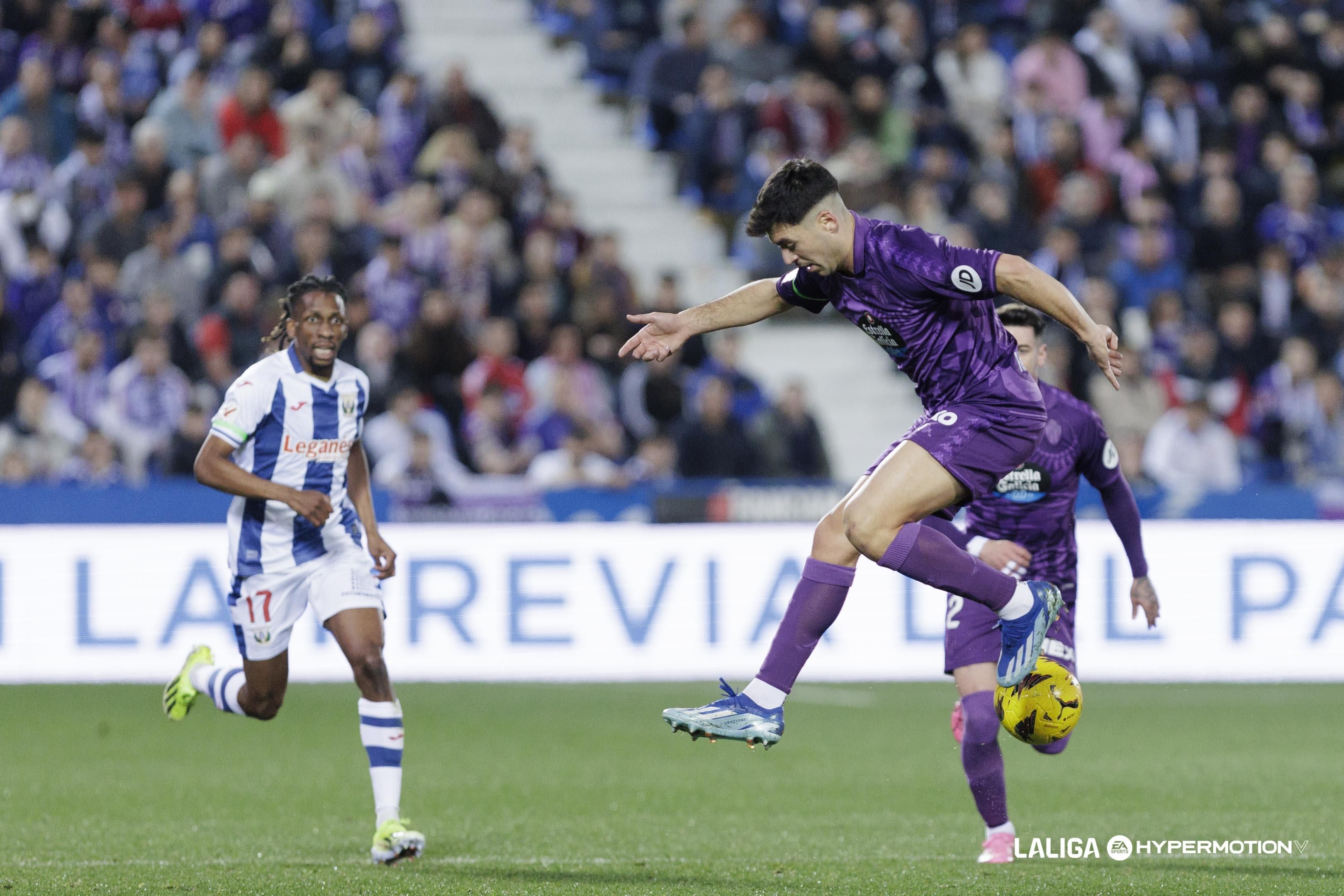 Víctor Meseguer controla en el Leganés - Real Valladolid.