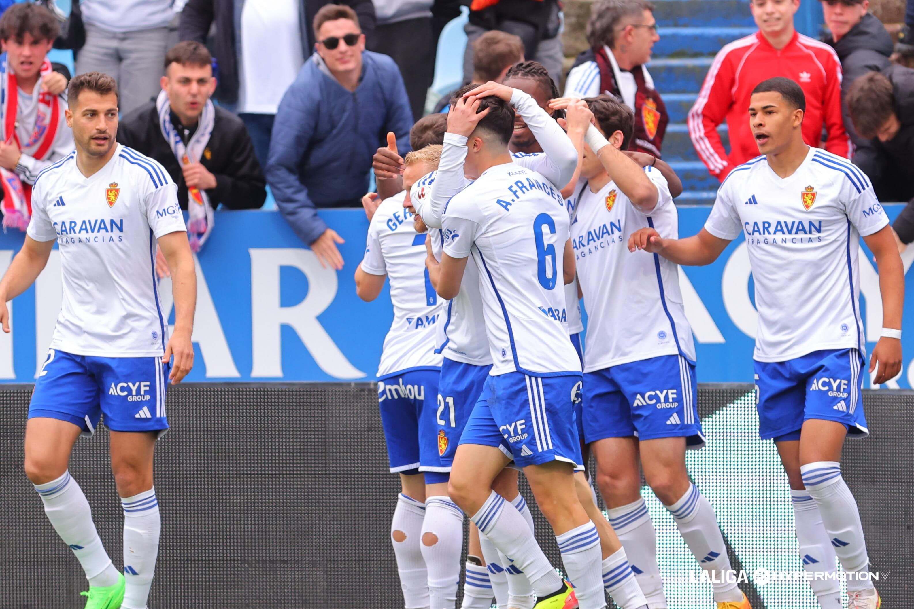 Los jugadores del Zaragoza celebran uno de los goles al Tenerife.