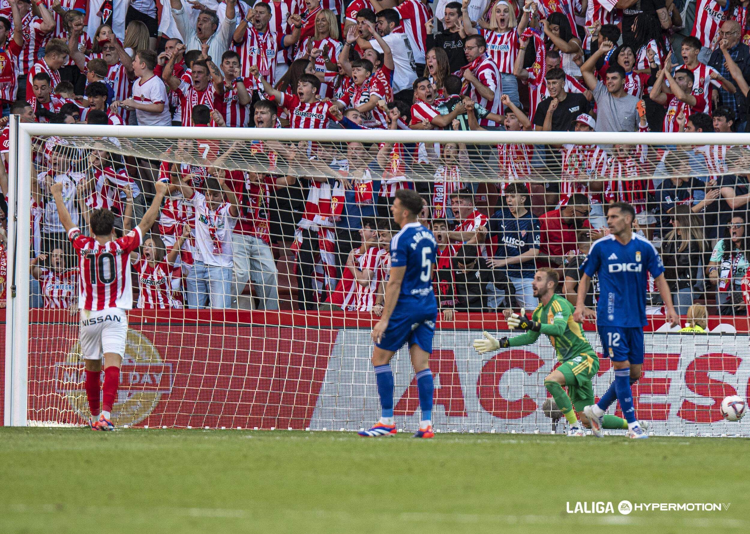  Aarón Escandell y Alberto del Moral, ante la alegría del Sporting en el derbi.