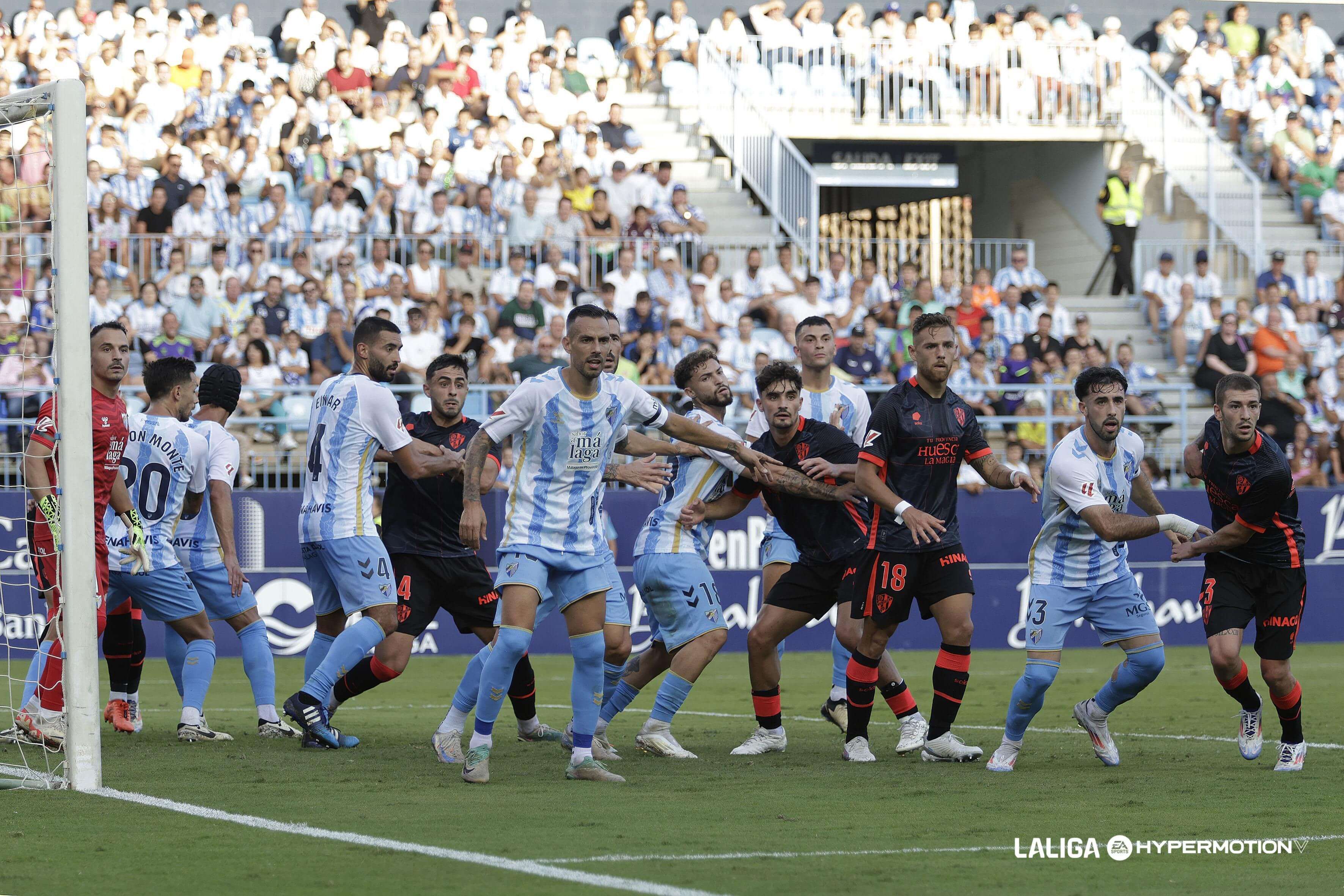  La defensa del Málaga en un córner ante el Huesca.