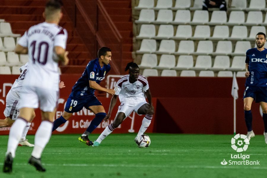  Montoro persigue a Djetei durante el Albacete-Real Oviedo.