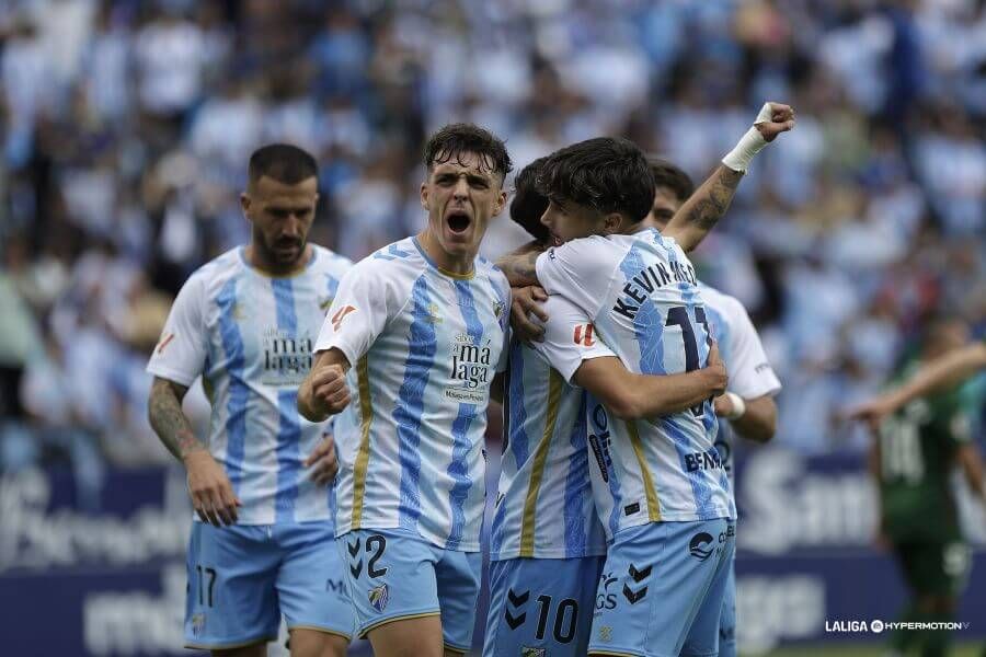  Jokin Gabilondo celebra con efusividad el gol del Málaga ante el Eibar..