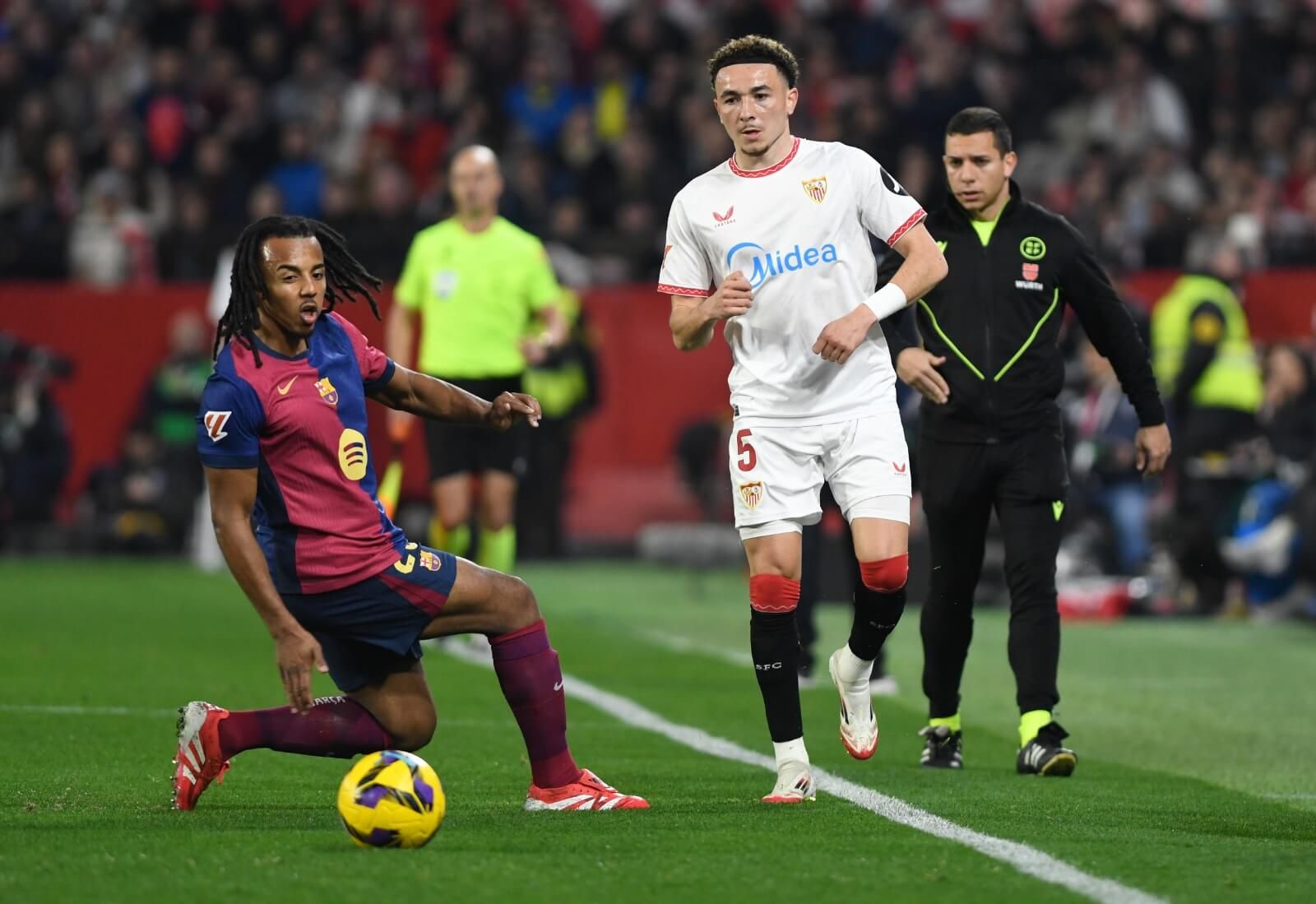  Jules Koundé ante Rubén Vargas (foto: Kiko Hurtado).