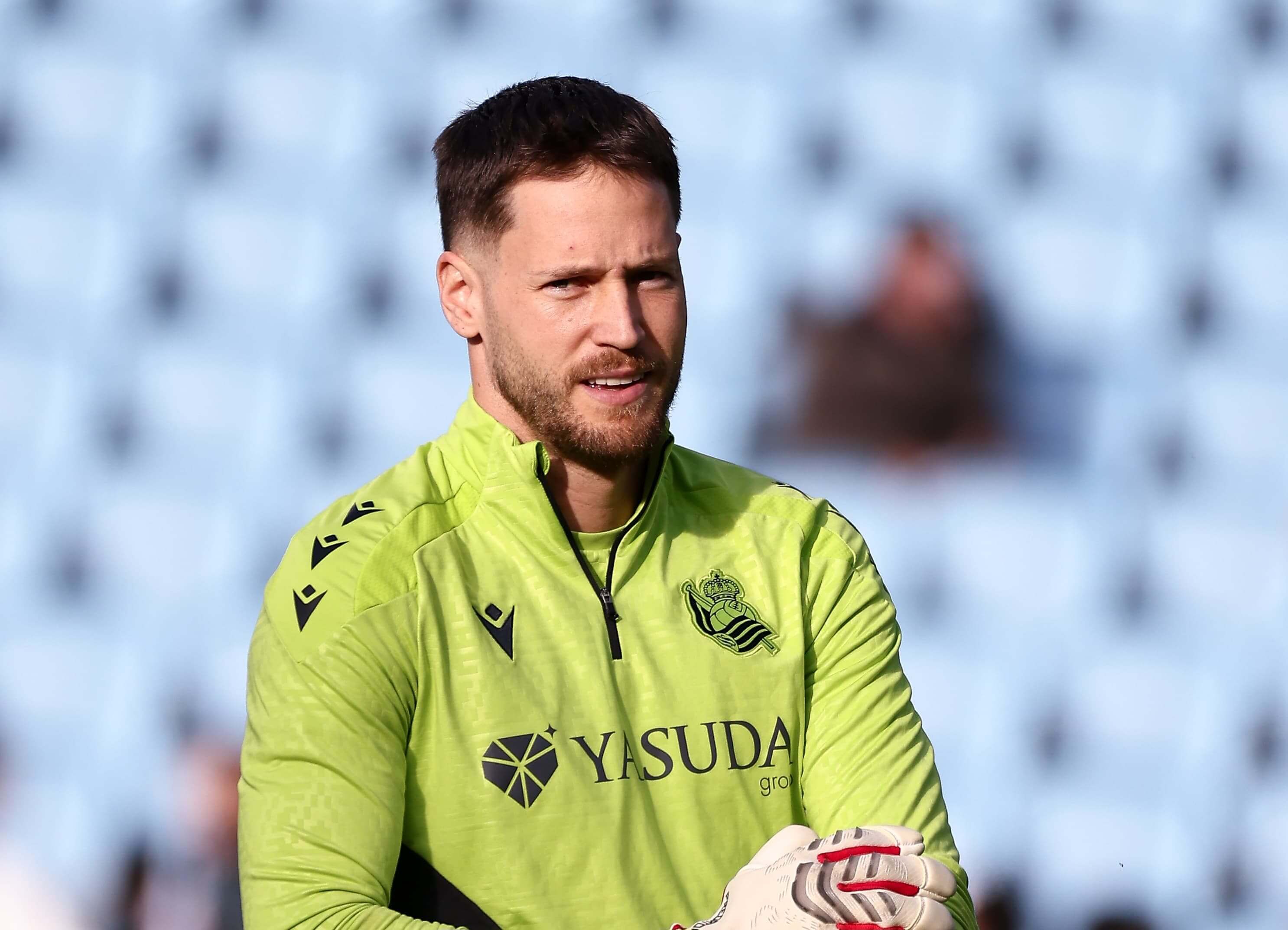  Álex Remiro, en un calentamiento con la Real Sociedad.