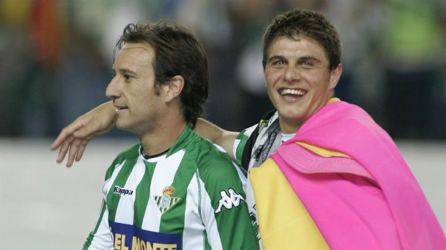 Alfonso Pérez Muñoz y Joaquín Sánchez celebran la Copa del Rey de 2005.