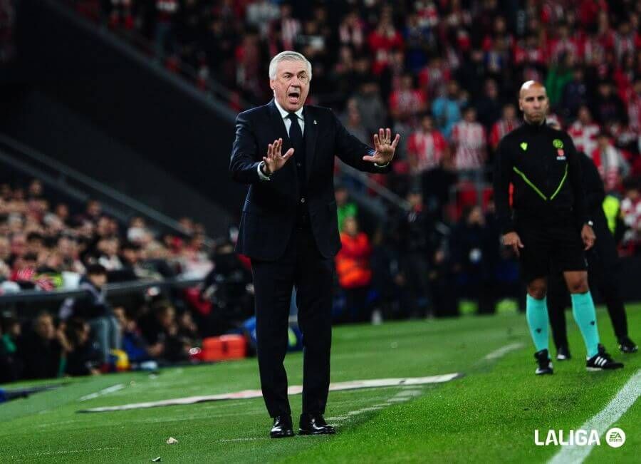  Carlo Ancelotti da órdenes en la banda en el Athletic-Real Madrid en San Mamés.