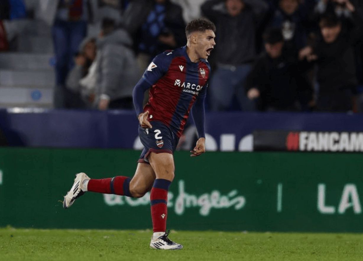  Andrés García celebra su gol ante la SD Huesca