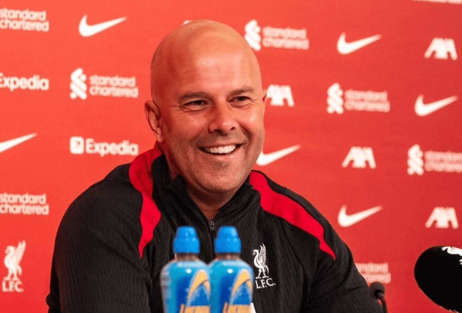  Arne Slot habló de Giorgi Mamardashvili en sala de prensa