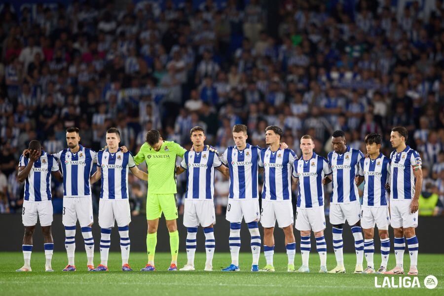 Los futbolistas de la Real guardan un minuto de silencio en el Reale Arena antes de comenzar el par