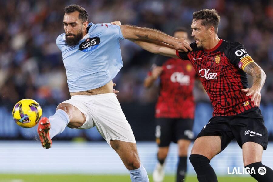  Borja Iglesias, durante el Celta - Mallorca.