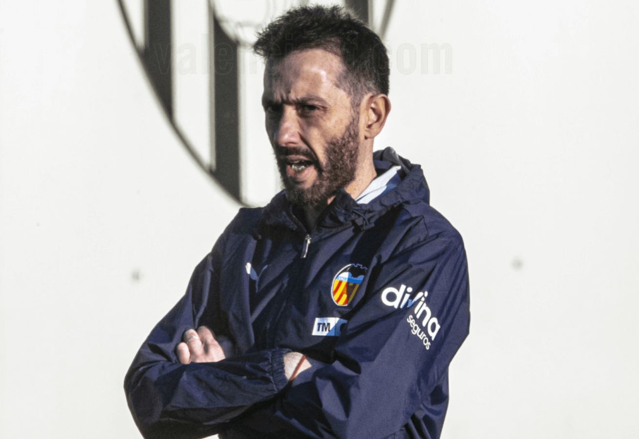Carlos Corberán entrenando
