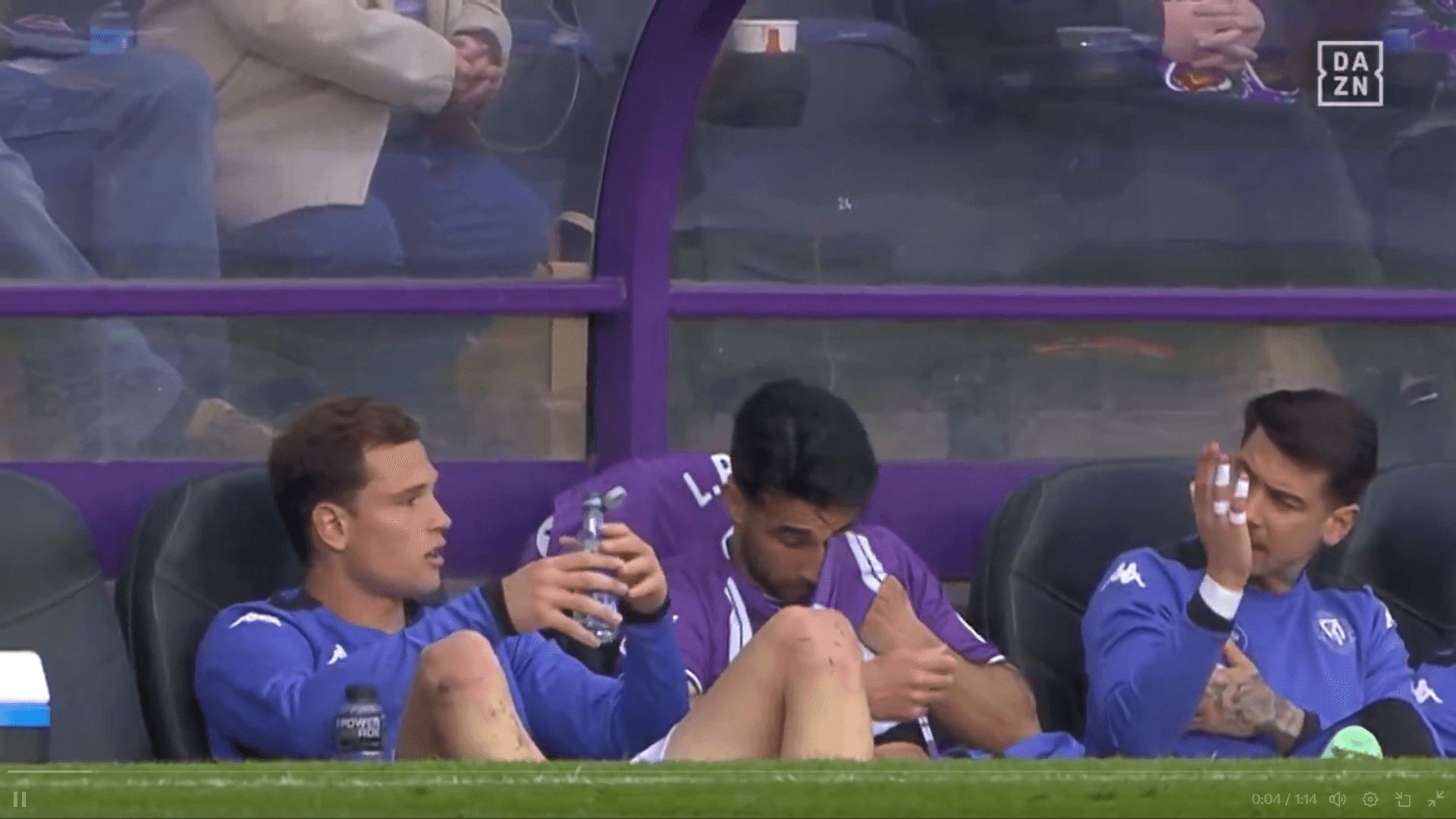  Conversación entre Latasa y Luis Pérez en el banquillo del Real Valladolid.