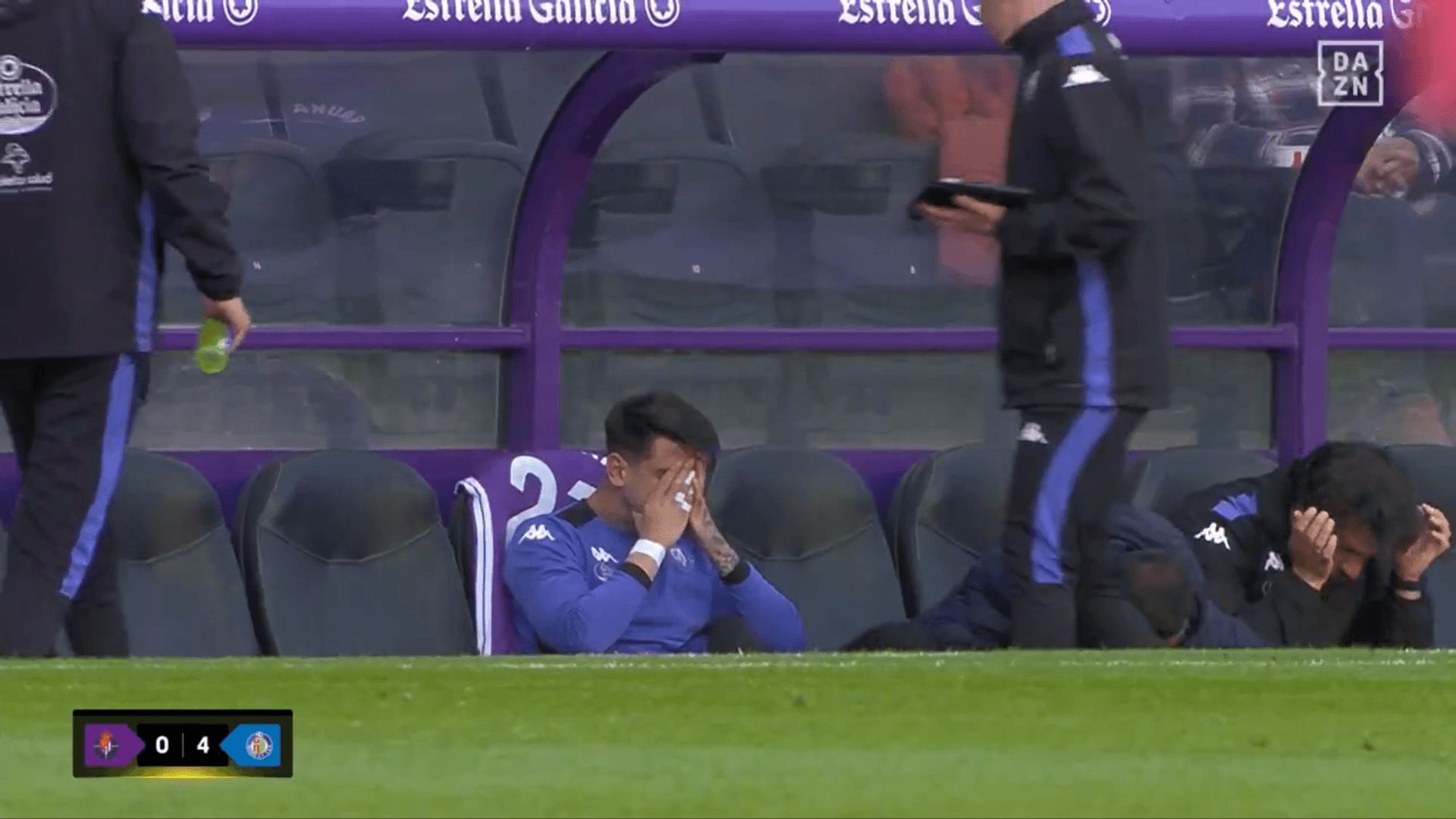  Luis Pérez, desolado en el banquillo tras el encontronazo con Latasa.