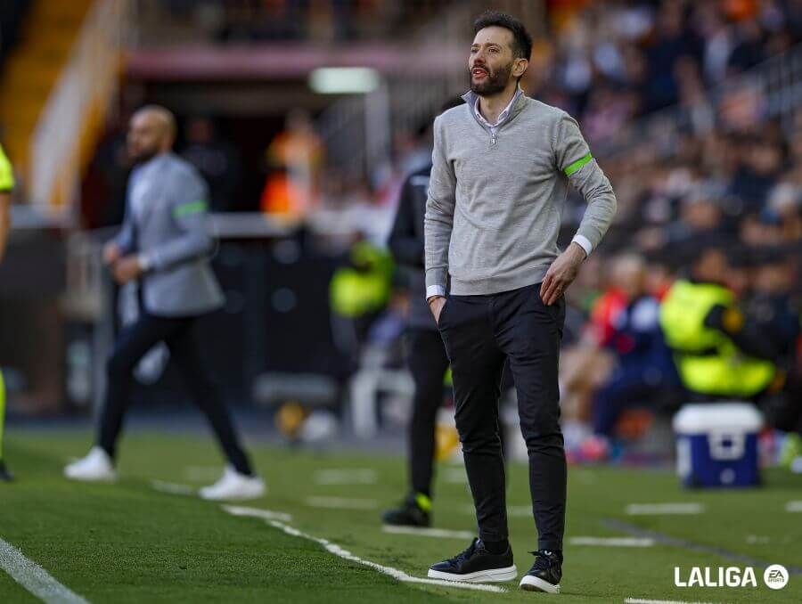  Carlos Corberán, ante el Celta de Vigo.