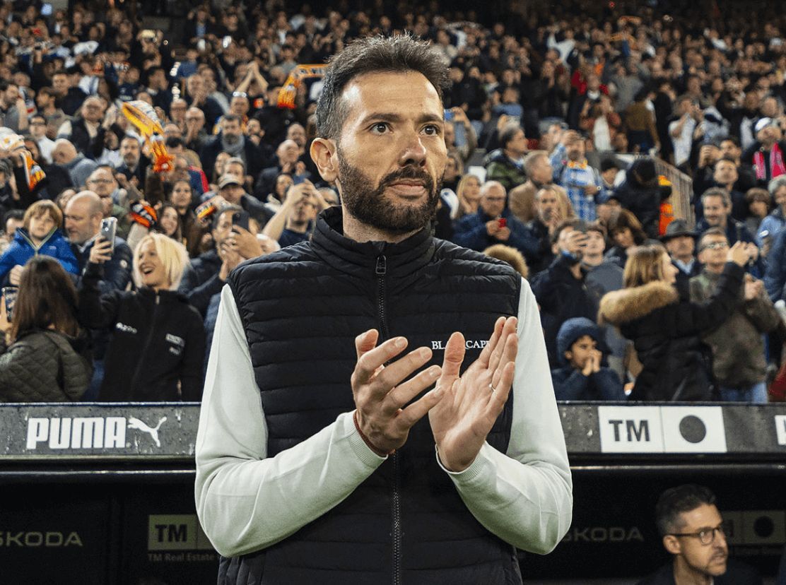  Carlos Corberán aplaude mientras es ovacionado ante el Sevilla