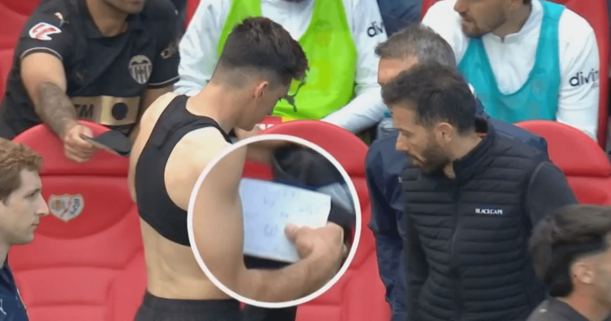  Carlos Corberán da instrucciones a Pepelu (Imagen de DAZN)