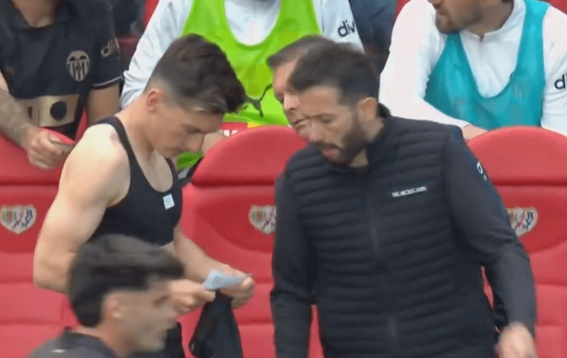  Carlos Corberán da instrucciones a Pepelu