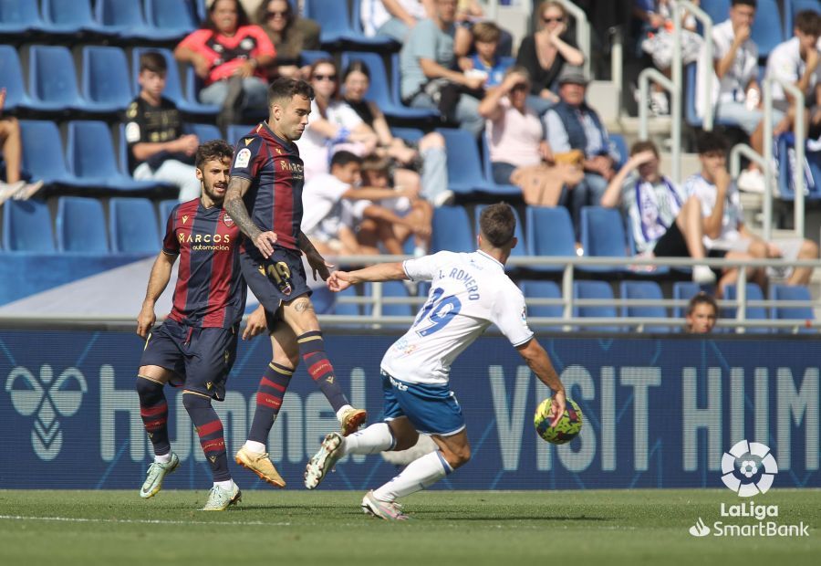  Rober Ibáñez controla un balón en el Tenerife-Levante.