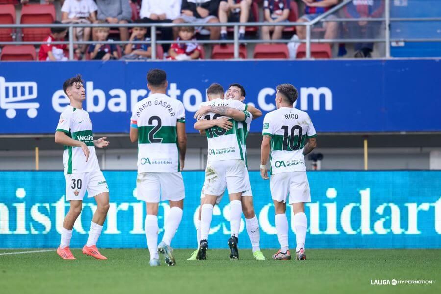 Celebración del Elche tras un gol en Eibar.