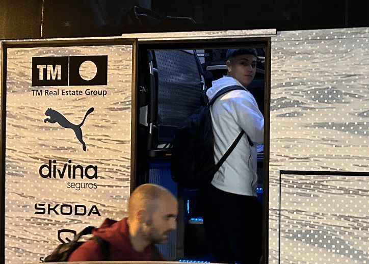  Convocatoria del Valencia CF de noche. Barrenechea sube al autobús