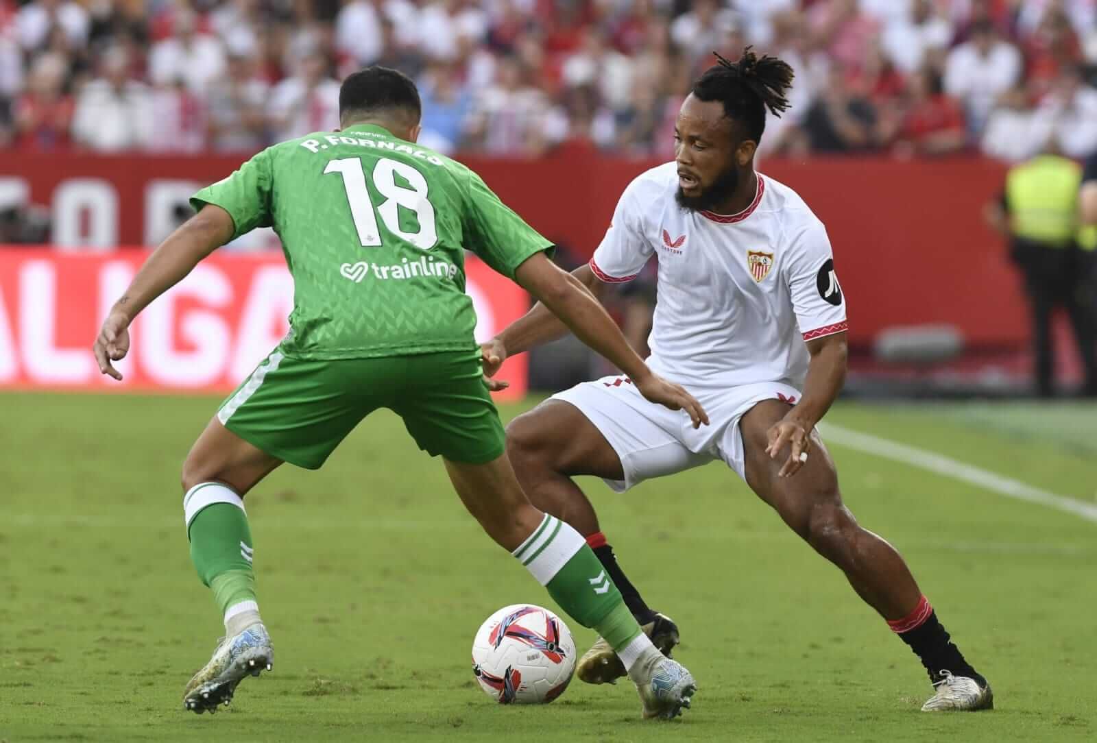 Ejuke encara a Fornals, en una imagen de ELGRANDERBI de la primera vuelta en el Ramón Sánchez-Pizjuán.