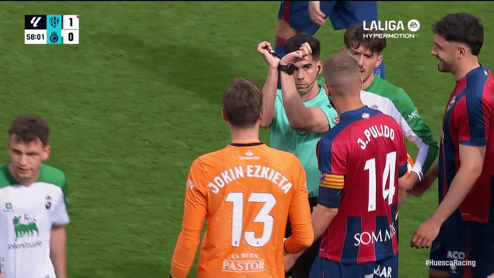  El colegiado expulsó a Jorge Pulido en el Huesca-Racing por su gesto con las manos.