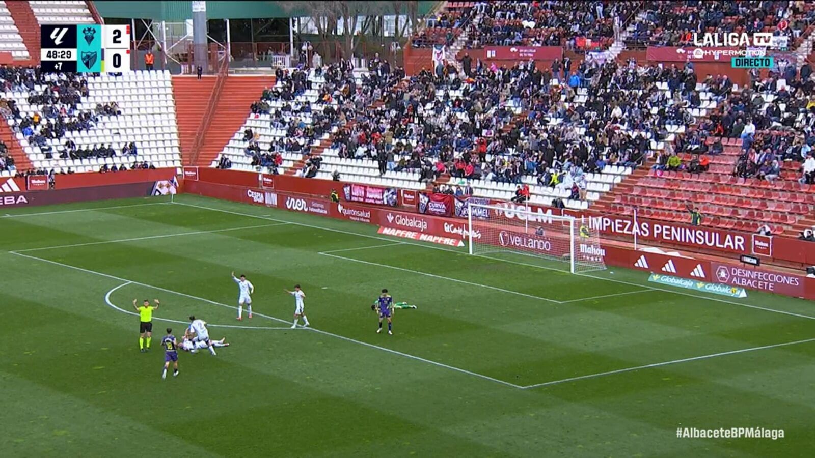  El colegiado pide las asistencias tras el choque de Saénz y Lizoain.