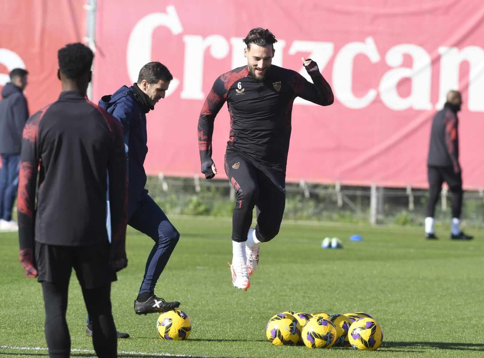  Nemanja Gudelj, en el entrenamiento de este miércoles.