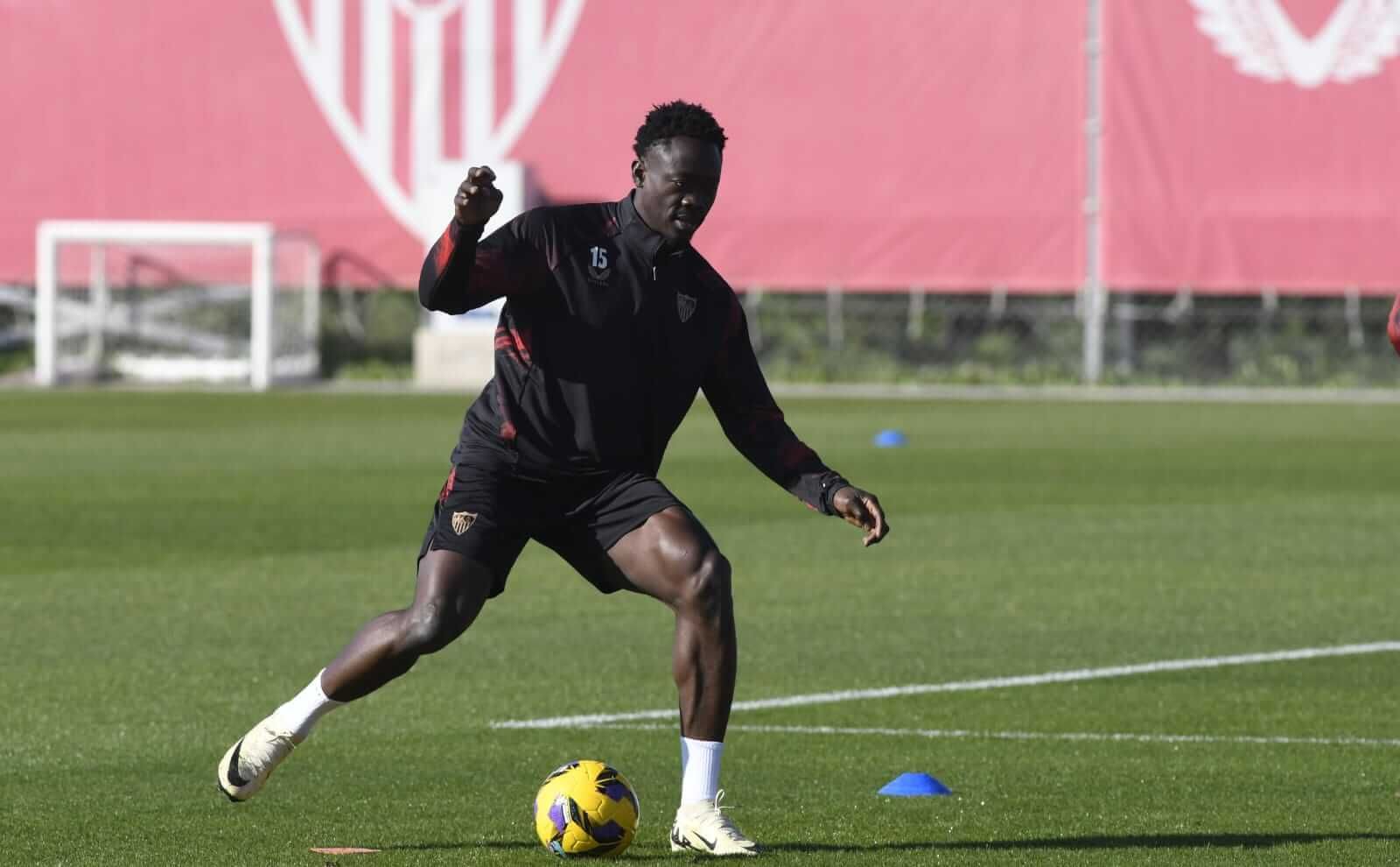  Akor Adams, en el entrenamiento del Sevilla FC.